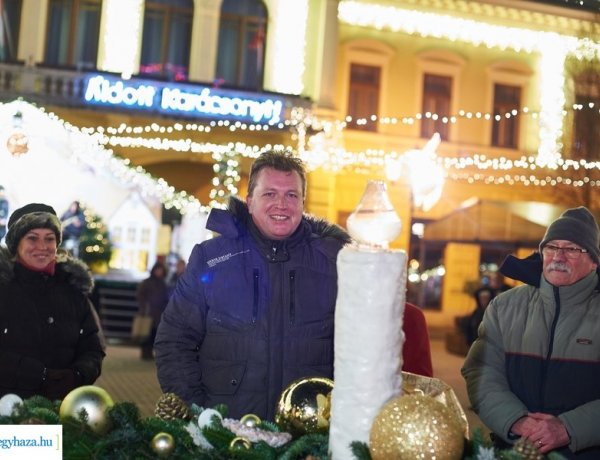Vasárnap délután meggyújtották a harmadik gyertyát a város adventi koszorúján