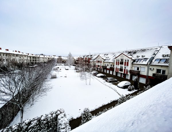 Hólepelre ébredt Nyíregyháza – Az előrejelzések szerint akár még napközben is hullhat
