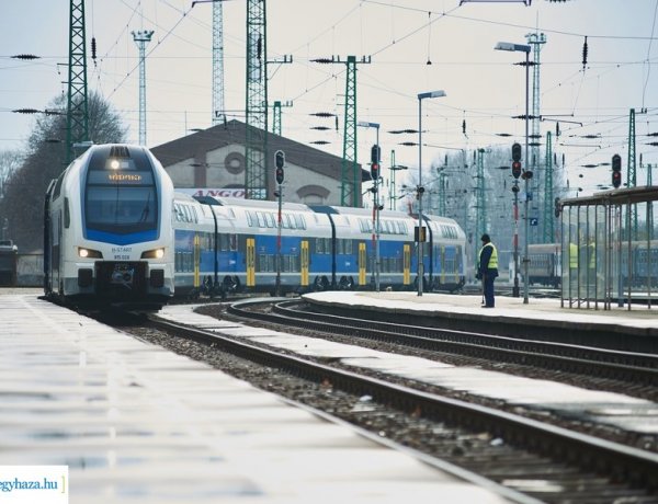 Történelmi pillanatok – Emeletes vonat közlekedik ezentúl Nyíregyházán