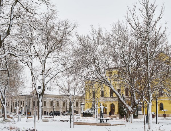 Megérkezett az első hó Nyíregyházára, hétfő reggelre virradóra teljesen befedte a tájat