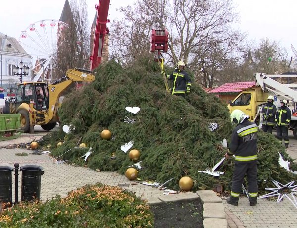 Így döntötte ki a szél a karácsonyfát - Kamera rögzítette a balesetet a Kossuth téren