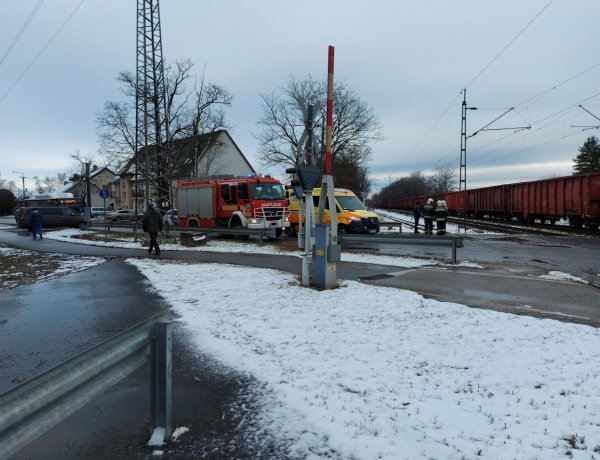 Halálra gázolt egy személyt a vonat a Kótaji úti átjárónál – A kiérkező mentők már csak a halál beálltát tudták megállapítani