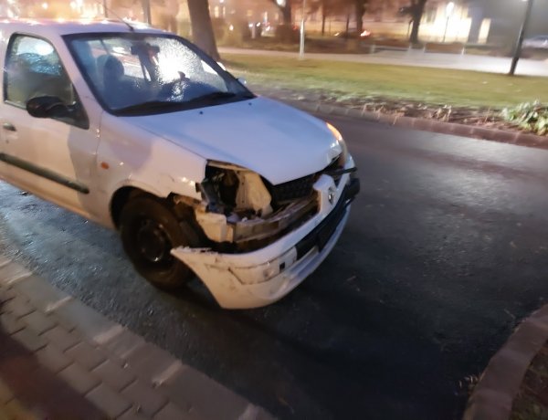 Összeütközött két jármű a Széchényi utcán, az egyik autó ezután egy KRESZ táblának csapódott