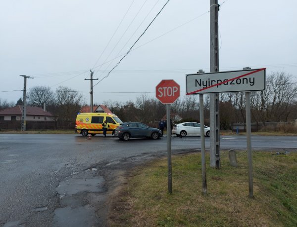 Nem állt meg egy autó a STOP táblánál, balesetet okozott – A vétlen járműben utazó terhes nőt kórházba szállították