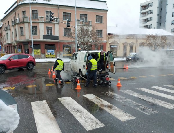 Az Egyház utcán dolgozik a Nyírtávhő, egy eltört vezetéket javítanak
