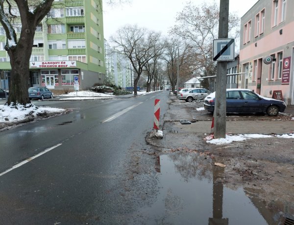 Zebrát alakítanak az Árok utcán, már elkezdődött a munka