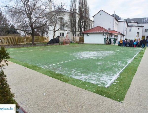 Felújították a Jókai udvarát – Elkészült a 23 millió forintos beruházás a Kálvin téren