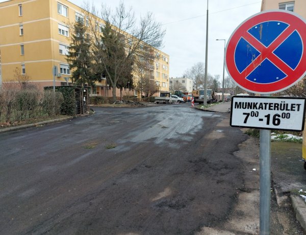 Aszfaltozási munkálatokat végeznek a Tompa Mihály utcán
