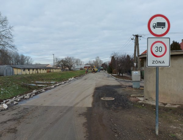 Sebességcsökkentő burkolatot alakítanak ki a Simonyi Óbester utcán, de a szakaszon már most is 30 km/h-s korlátozás van érvényben