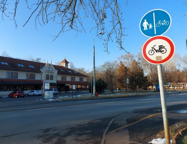 Burkolati jelek és KRESZ-táblák is jelzik, hogy hol kezdődik és hol ér véget a kerékpárút Sóstógyógyfürdő belterületén