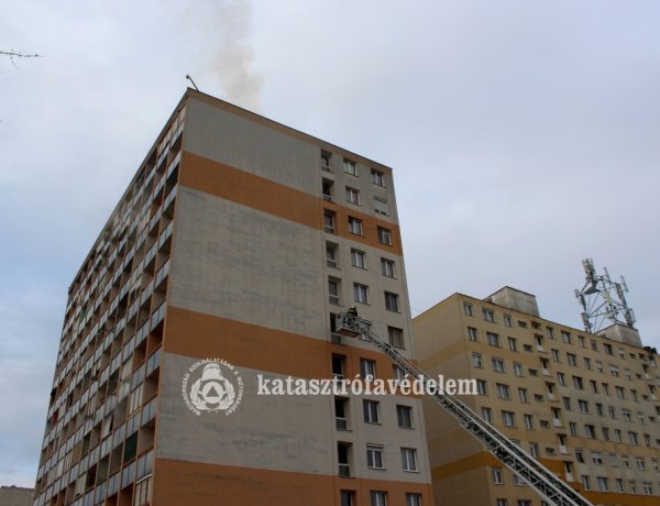 Tizenegy emeletes társasházban keletkezett tűz az Ungvár sétányon, két embert a tűzoltók menekítettek ki