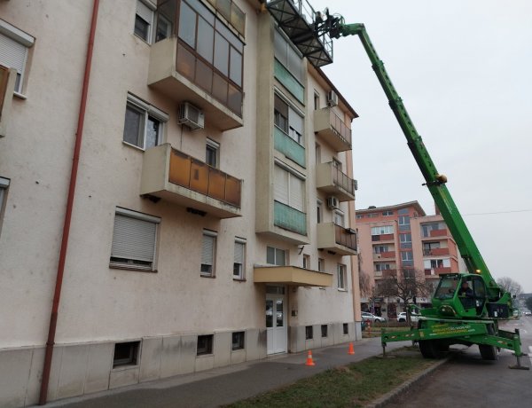 Az Arany János utca páratlan oldalában megkezdődött a társasház csatornarendszerének a tisztítása