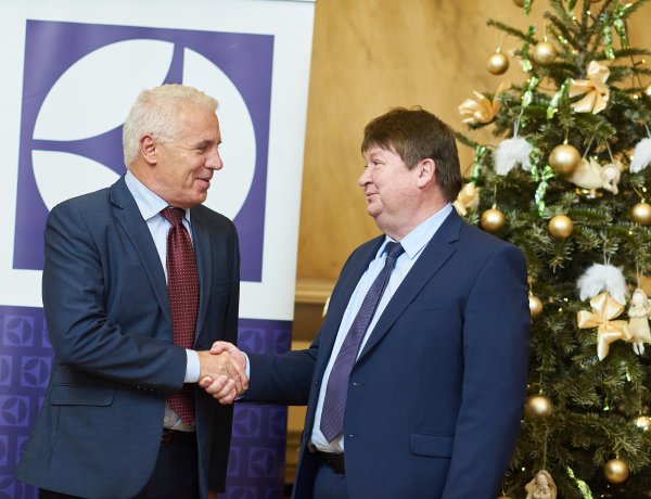 Elkészült a 11. milliomodik termék – Az Electrolux 30 hűtőszekrényt ajánlott fel Nyíregyháza egészségügyi és szociális intézményei számára