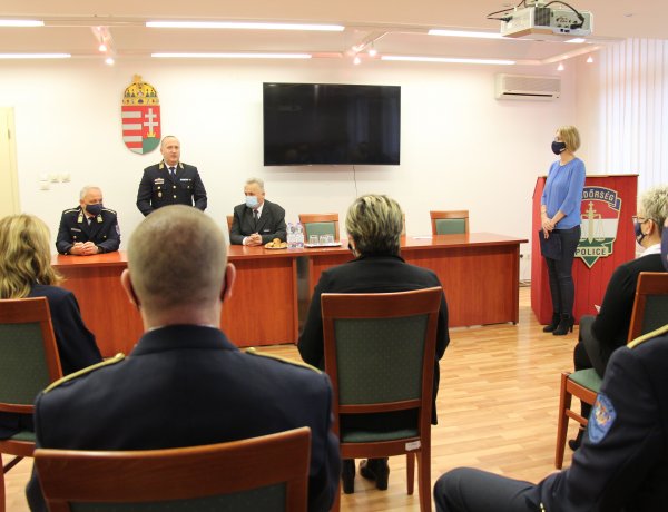Huszonhat nyíregyházi rendőr kapott jutalmat  Nyíregyháza Megyei Jogú Város Közbiztonsági Közalapítványa támogatásából