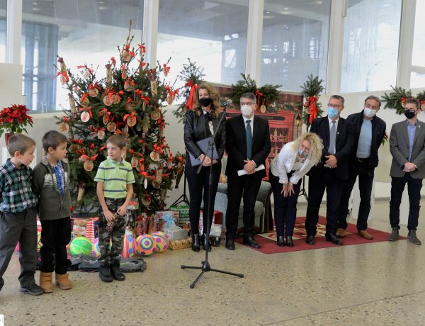 Koszorúverseny – A Váci Mihály Kulturális Központban átadták az adventi dekorációkat a rászoruló gyerekek részére