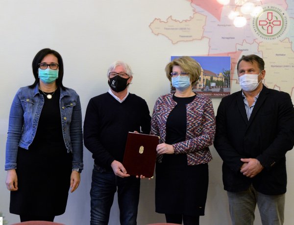 Adomány – Ötszázezer forintot ajánlottak fel Nyíregyháza vállalkozói