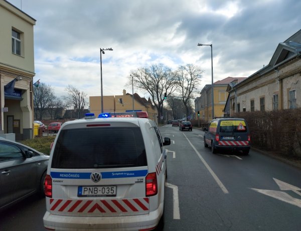 Szabálytalan sávváltásból történt baleset a Szent István és András utcai csomópontban