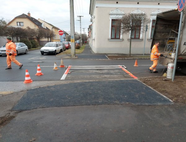 Zebrát alakítanak ki a Szabolcs és Színház utcánál