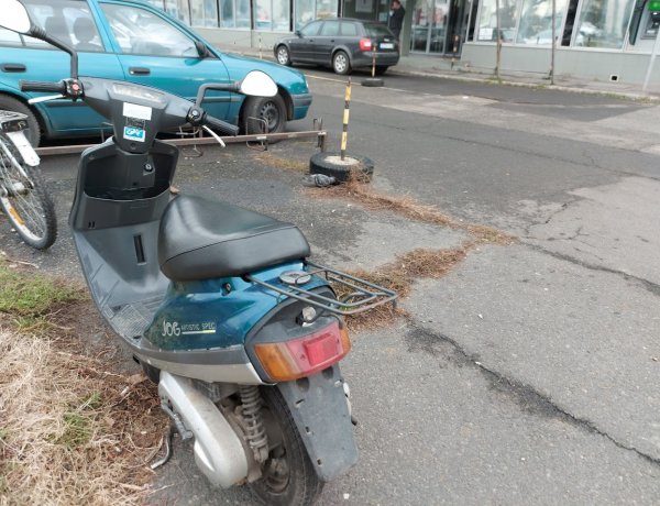 Egy parkoló robogónak tolatott egy autós a Vörösmarty téren