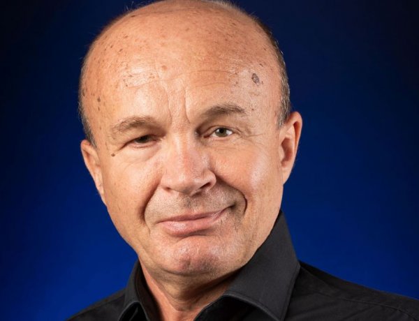 Az Aase-díjas Tóth Károly epizodistaként is emlékezetes alakításokat nyújt