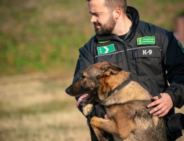 Varga Mihály szolgálatba helyezte a NAV új keresőkutyáit