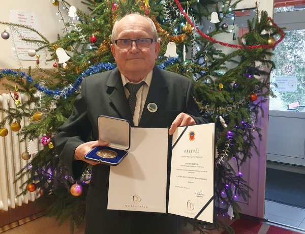 Bronz emlékplakettel ismerték el Szondy Barnát, a városmajori nyugdíjasklub leköszönő elnökét