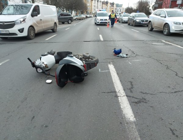 Szombaton délelőtt egy robogós és egy személyautó ütközött, majd felborult