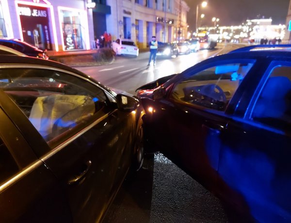 Vasárnap este két személyautó ütközött a Bocskai utcán