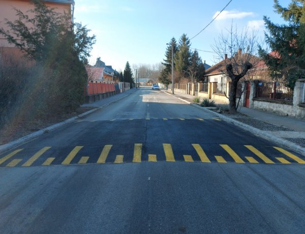 A Simonyi Óbester utcán két, a Munkácsy téren pedig egy sebességlassítót alakítottak ki