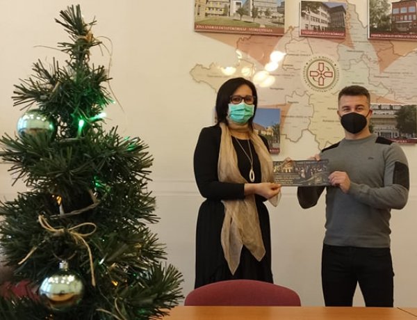 A Móricz Zsigmond Színház Szilveszteri színházjegyekkel lepte meg az orvosokat, ápolókat karácsonyra