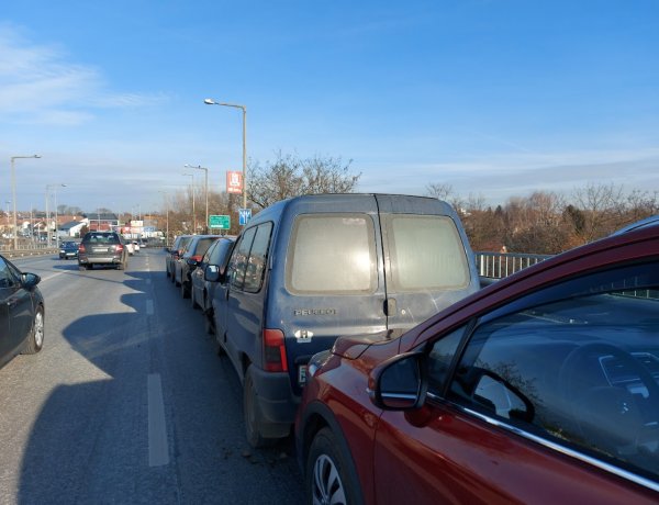 Öt autó karambolozott a Debreceni úti felüljárón csütörtökön