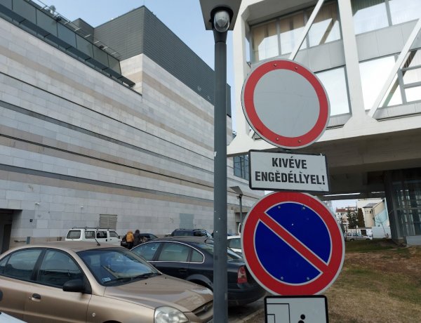 Az ingyenes parkolás nem teszi lehetővé, hogy bárhol megálljanak a gépkocsik a belváros területén!
