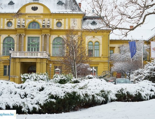 Fehér karácsony – Hólepelre ébredt Nyíregyháza december 24-e reggelén