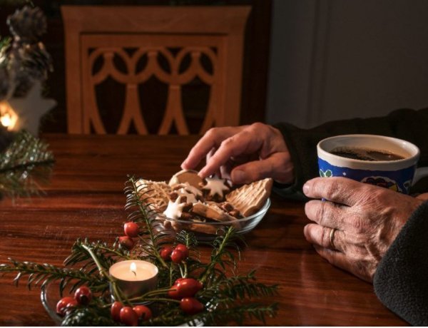 Magányosan karácsonykor: Ingyenesen hívható a lelkisegély a 116-123-as számon