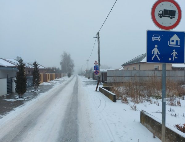 A tiltás ellenére is behajtanak a teherautók a Bogyó utcára