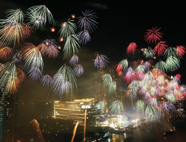 Temetőben alvás, összetört tányér, szőlőevés – különleges szilveszteri szokások szerte a világban