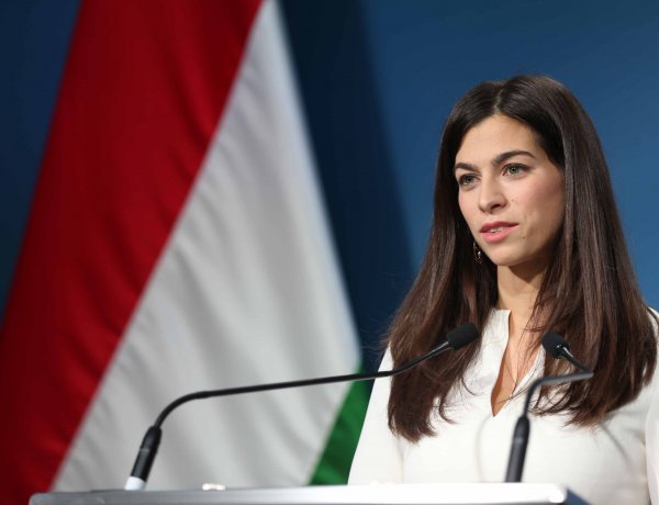 Kormányszóvivő: Jelentős béremelésekkel indul az év