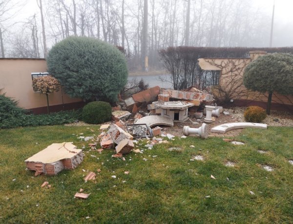 Baleset a 4-es Huszárok útján – KRESZ-táblának, kapcsolószekrénynek, majd szalonnasütőnek ütközött egy jármű