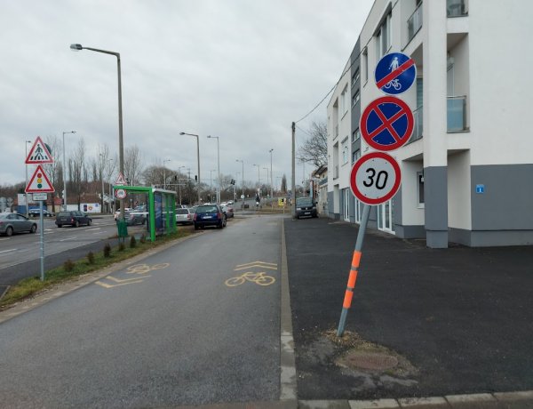 Több KRESZ-táblát is megrongáltak az elmúlt napokban, jellemzően autósok