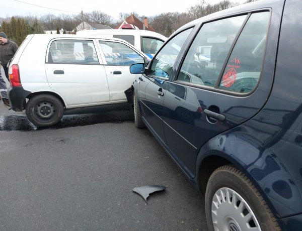 A Korányi Frigyes és a Szellő utcánál két személyautó ütközött
