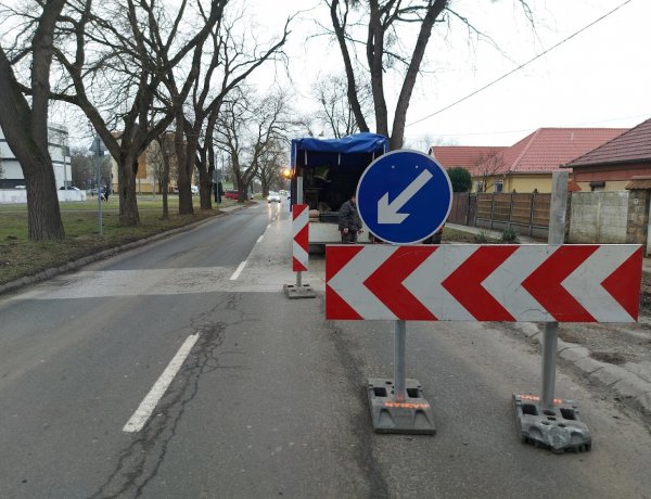 A Család utcán egy csapadékelvezető rács megsüllyedt, a NYÍRVV már a helyreállítási munkálatokat végzi