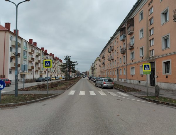 Az Arany János utcán a kijelölt gyalogátkelőhelyen történt gázolás, a rendőrség nagy erőkkel keresi a gépkocsi vezetőjét