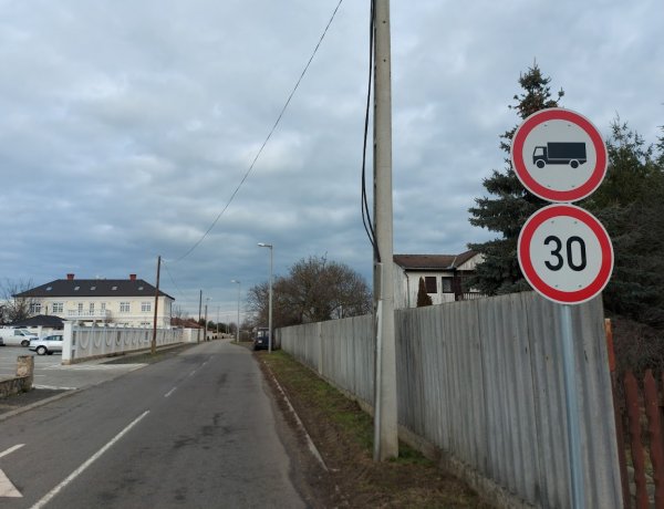 Oroson a Pirkadat utcán mindkét irányban sebességkorlátozás van érvényben egy szakaszon
