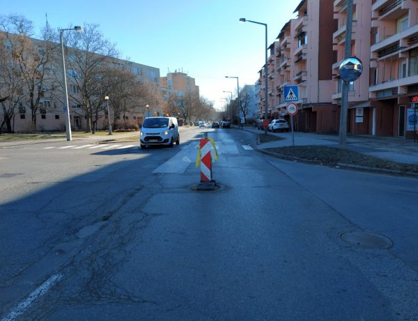 Közműfedlap és aszfalthiba a  Vasvári Pál és a Hímes utcánál: körültekintően közlekedjenek!