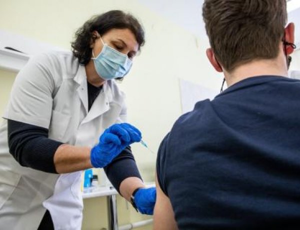 Merkely: a teljes oltás a három oltás