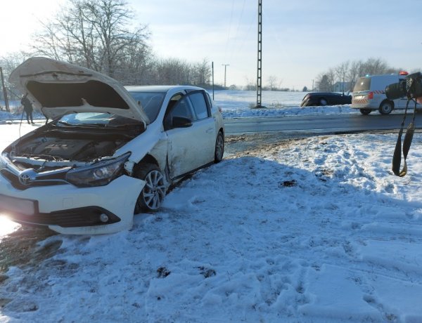 Vasárnap a Tokaji úton ütközött két autó, előzés közben