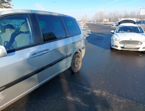 Két autó ütközött a Pazonyi úti bevásárlóközpont parkolójában