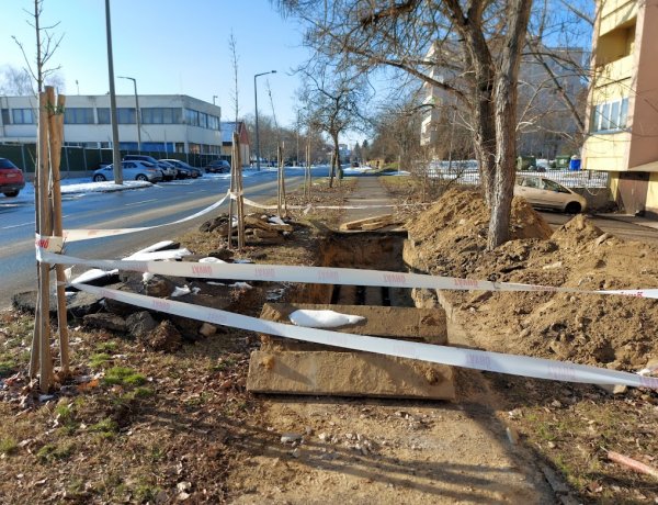 Kilyukadt távhővezetéket cseréltek ki a Nyírtávhő munkatársai a Krúdy Gyula utcában, a helyreállítás a héten még tart