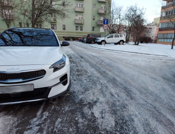 Parkoló autónak ütközött egy gépkocsi kedd reggel, a jármű vezetője azonban elhajtott a helyszínről