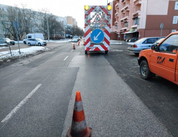 Egy korábbi útburkolat megsüllyedését állítja helyre a Magyar Közút a Vasvári Pál, Stadion és Hímes utcai csomópontban